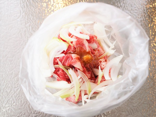 將牛肉切口和配料放入塑料袋中