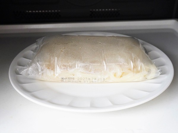 用微波爐加熱冷凍烏冬面
