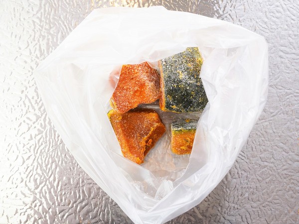 將冷凍南瓜放入塑料袋中