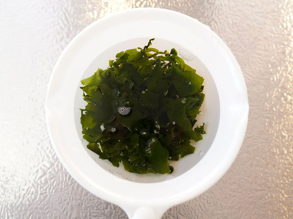 裝有干裙帶菜海藻和松散水的碗