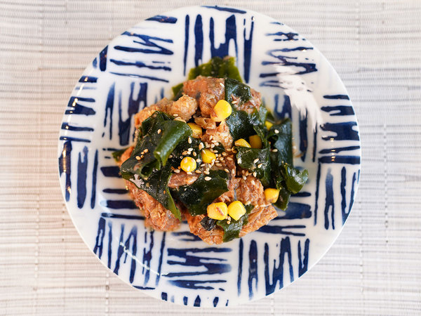鯖魚、裙帶菜海藻和玉米鯖魚