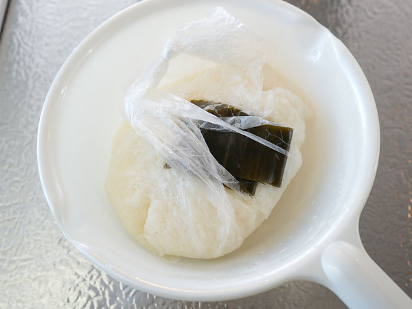從鍋里拿出一個塑料袋被原封不動地蒸掉的場景